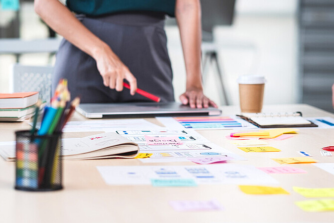 iStock-1224089927_Weedezign Tisch mit Design Thinking Materialien