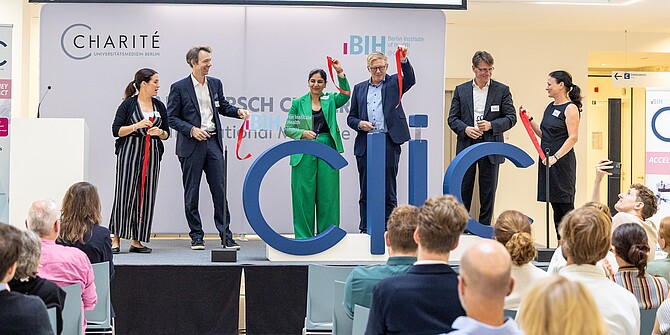 CLIC Stakeholders zerschneiden das rote Band