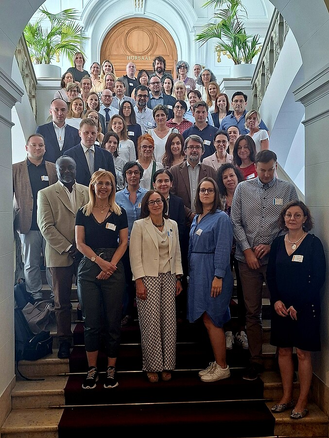 Team des CIP-EU auf einer Treppe