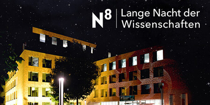 Gebäude bei Nacht mit leuchtenden Laternen. Schriftzug N8 Lange Nacht der Wissenschaften