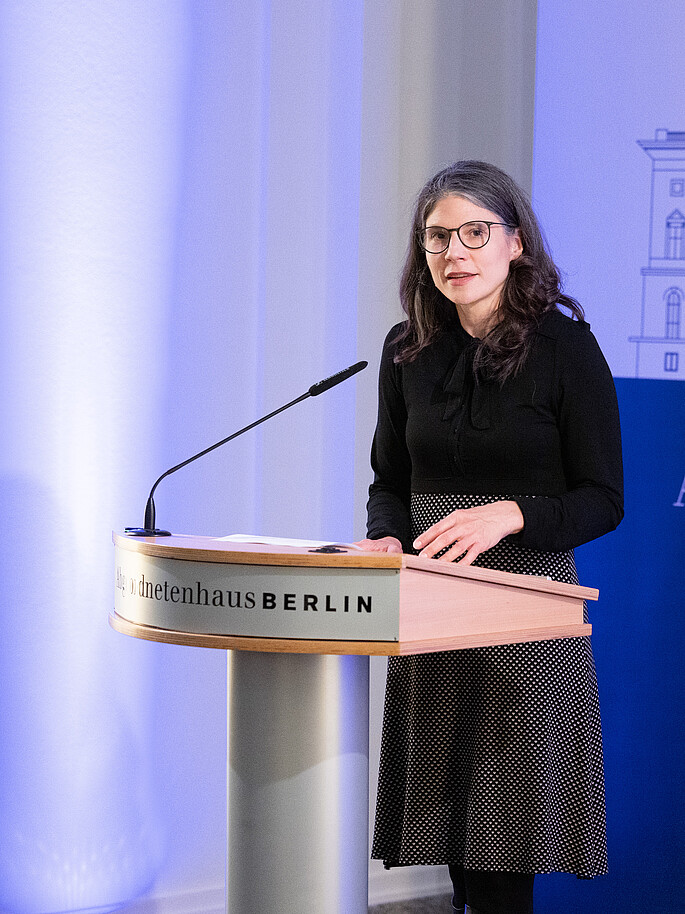 Dr. Doris Meder speaks on the podium at the opening of the exhibition “Berlin - Capital of Women Scientists” in the House of Representatives.