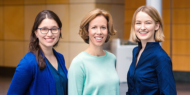 Gruppenfoto der RareLink-Gründerinnen Von links nach rechts: Dr. Lea Gerischer, Dr. Sophie Lehnerer  und Dr. Maike Stein