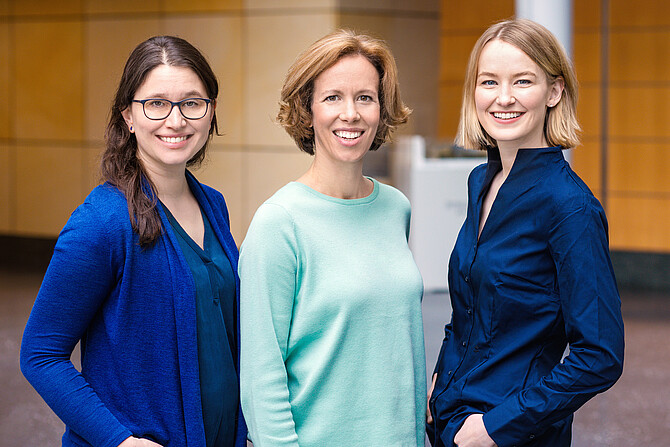 Gruppenfoto der RareLink-Gründerinnen Von links nach rechts: Dr. Lea Gerischer, Dr. Sophie Lehnerer  und Dr. Maike Stein