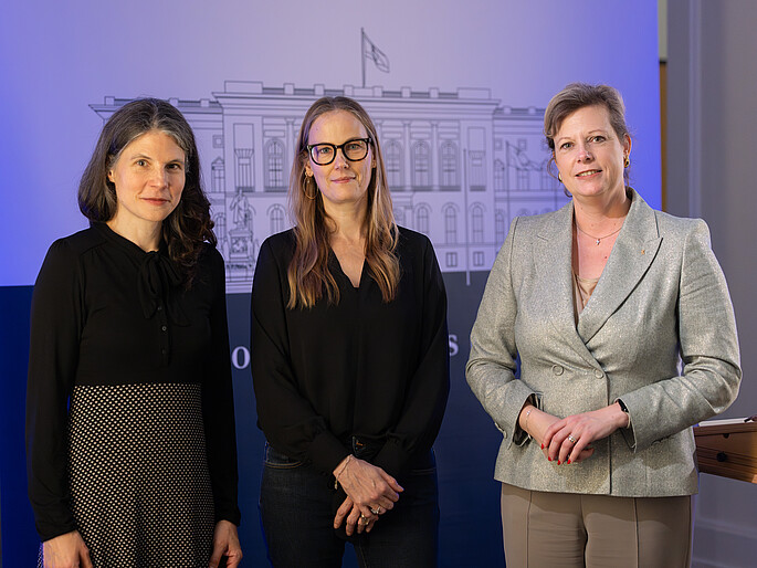 From left to right: Dr. Doris Meder, Prof. Dr. Claudia Langenberg and Cornelia Seibeld, at the opening of the exhibition “Berlin - Capital of Women Scientists” in the House of Representatives.