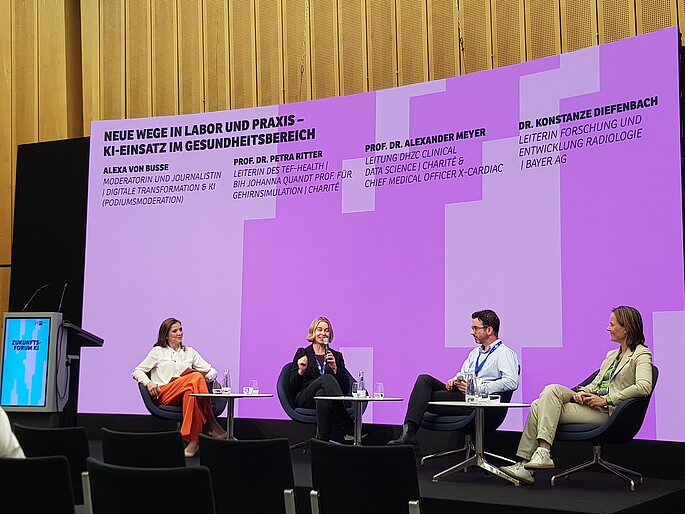 Diskussionsrunde zum Thema "Neue Wege in Labor und Praxis – KI-Einsatz im Gesundheitsbereich" mit Prof. Dr. Petra Ritter, Alexa von Busse, Prof. Dr. Alexander Meyer, Dr. Konstanze Diefenbach.
