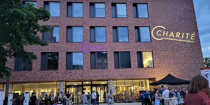 Building of the Charité CCO at dusk