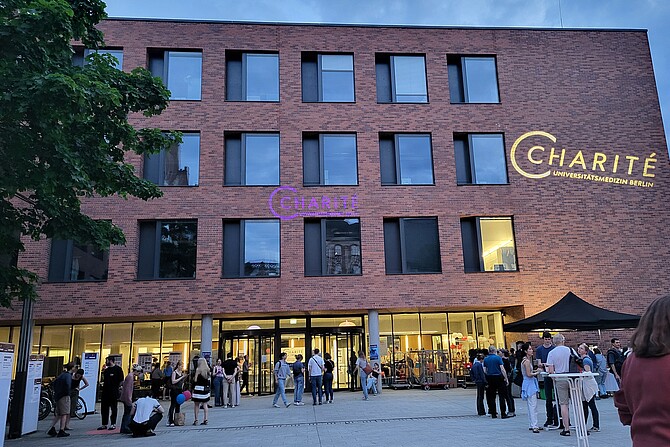 CCO-Gebäude der Charité bei Abenddämmerung