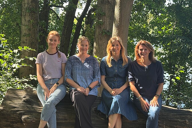 Das Oncovirtuous Team (v.l.n.r.: Gründerinnen Leslie Kamstra, Dr. Anja Geisler, Esther Horn und Projektmentorin Prof. Dr. Sophie Van Linthout) © Oncovirtuous 
