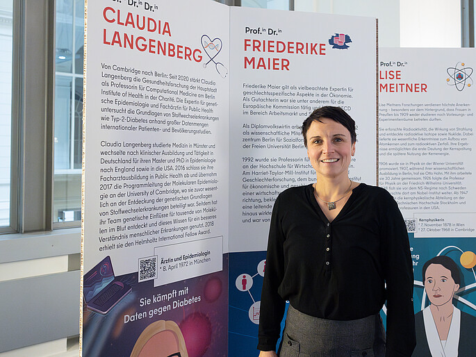 Karin Höhne, Head of the Equal Opportunities Unit, in front of the exhibitor at the exhibition “Berlin - Capital of Women Scientists” in the House of Representatives.