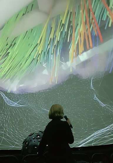Prof. Dr. Petra Ritter spricht im Zeiss Planetarium über Hirnforschung.