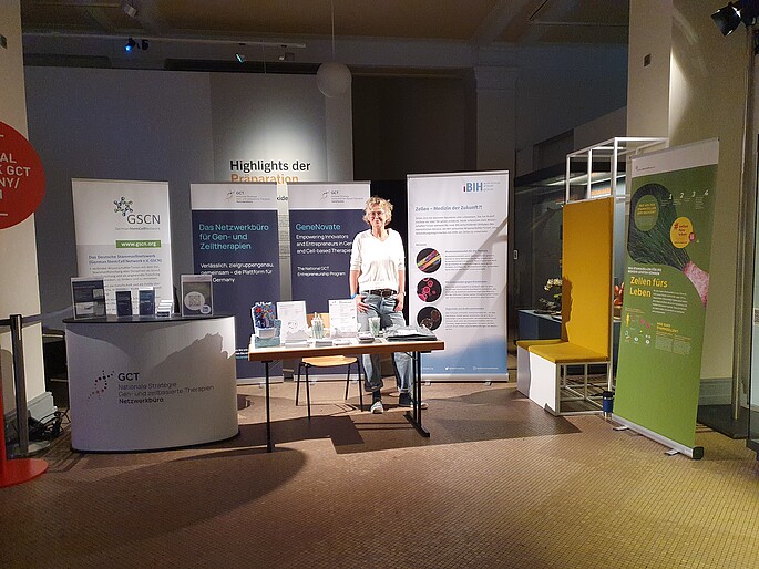 Infostand im Naturkundemuseum des German Stem Cell Network und Netzwerkbüro für Gene and Cell Therapies.