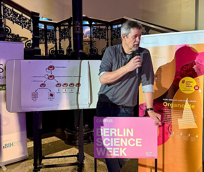 Dr. Daniel Besser gibt einen Vortrag über Stammzellen