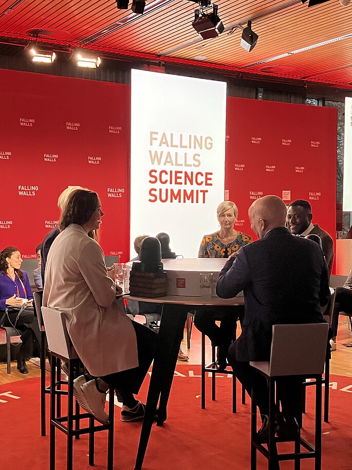 Falling Walls Planary Table "Expanding Global Access to Innovative Medical Therapies" mit Prof. Dr. Christof von Kalle, Prof. Dr. Beate Kampmann, Jennifer Eileen Adair, Ph.D., Alain Huriez, MD und Jimi Olaghere.