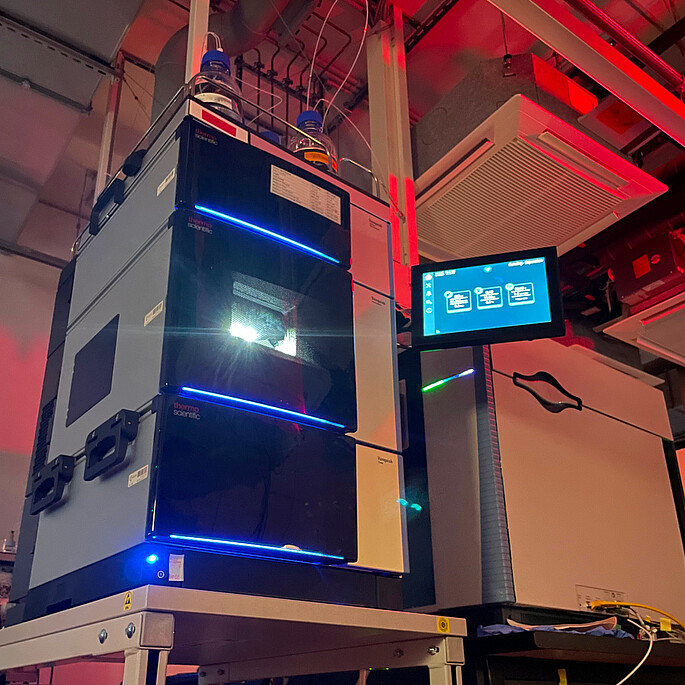 Chromatographiesystem und Massenspektrometer bei Nacht