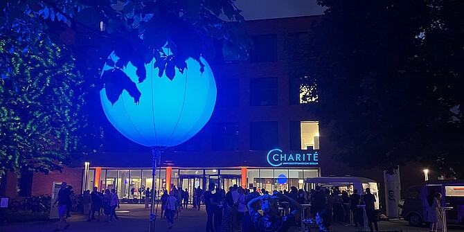 Mit Charité-Logo erhellte Hausfassade bei Nacht