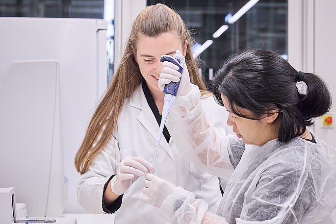 Menschen pipettieren