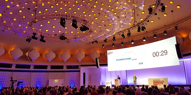 [Translate to englisch:] Blick auf die Bühne des Future Medicine Science Match 2022