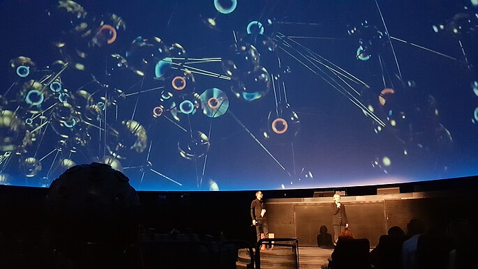 Porf. Dr. Petra Ritter spricht im Zeiss Großplanetarium über Hirnforschung.