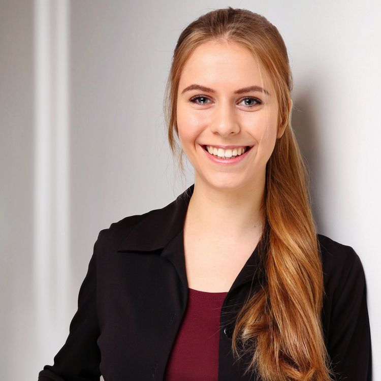 Porträtfoto Jana Scheibig